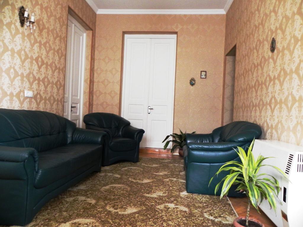 Tinikos Guest House Telavi Exterior photo