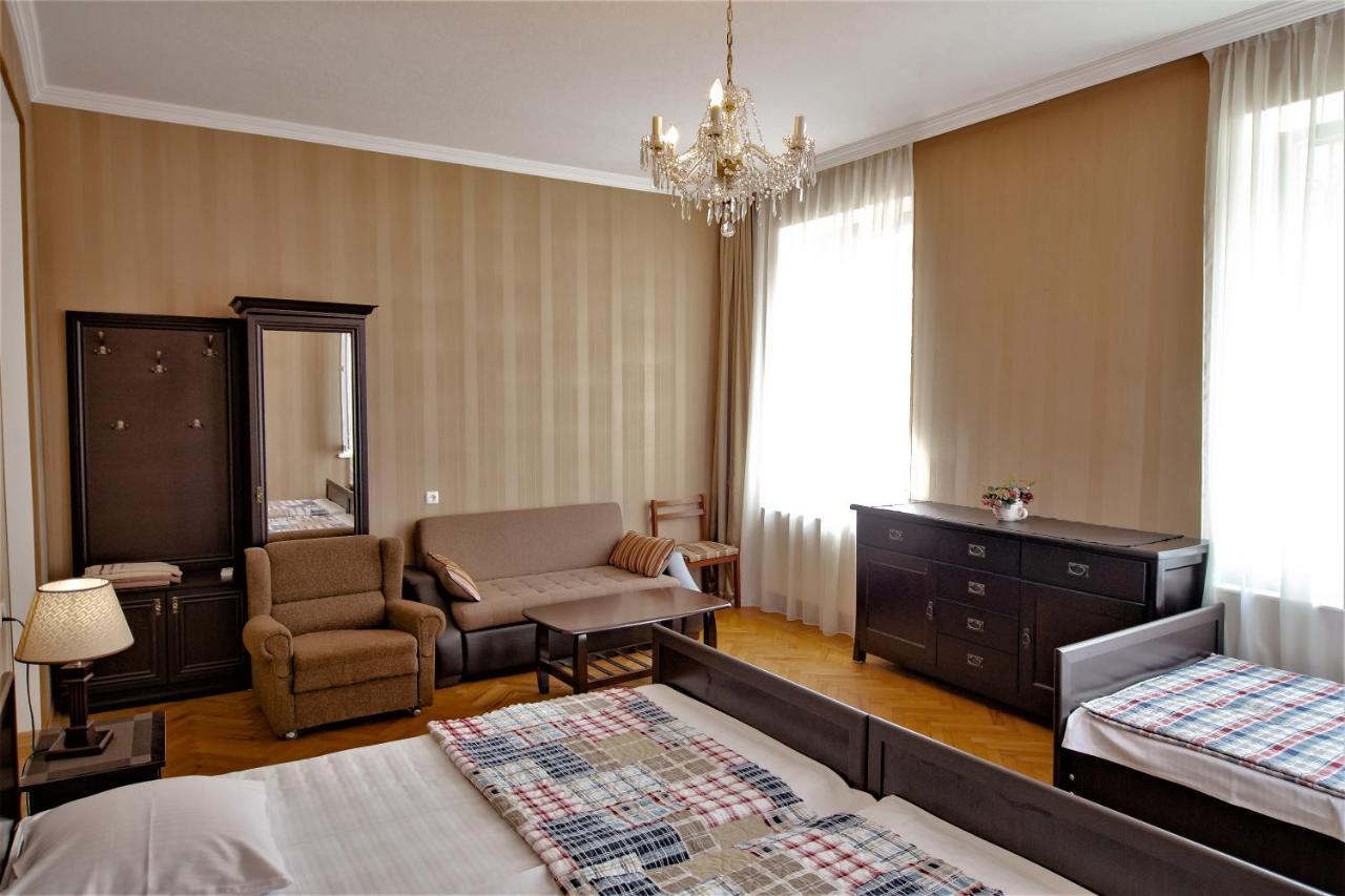 Tinikos Guest House Telavi Exterior photo